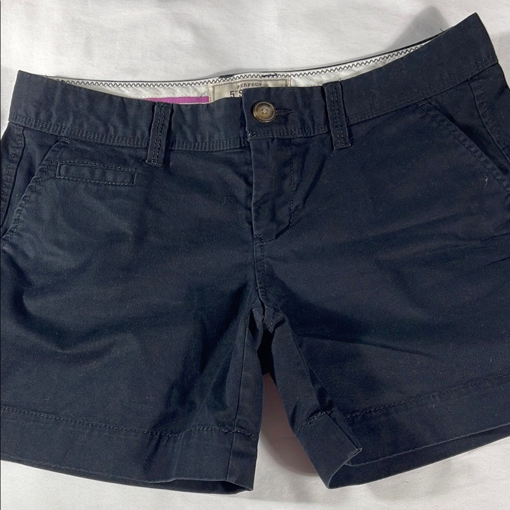 Old Navy womens black Perfect flat front 5" inseam chino shorts - size 2
